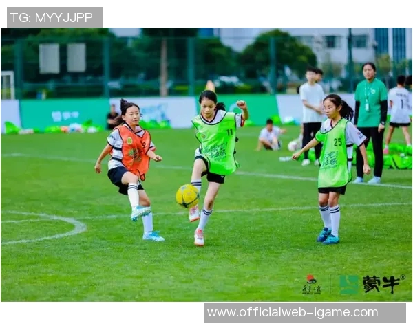 小男孩与足球明星亲密合影展现梦想与激情的瞬间